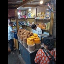 Unraffinierter Palmzucker, Jaggery wird im New Market in Margao angeboten